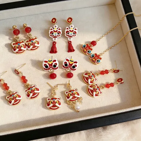 Orecchini Danza Del Leone Cinese Smalto Fiocco Perla Artificial Retrò Stile Nazionale Gioielli Rossi Con Perni In Argento Per Donne