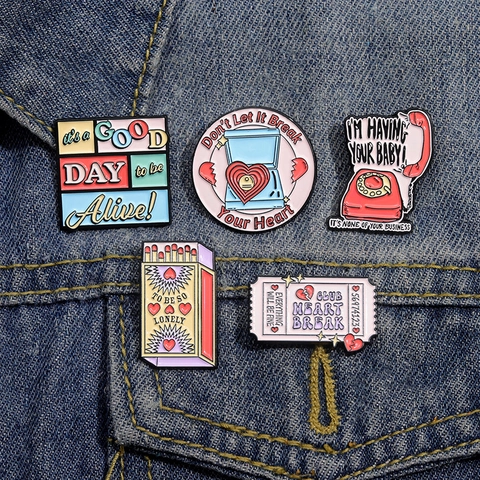 Kreative Rosa Cartoon Emaille Pins Retro Telefon Streichholzschachtel Ticket Design Legierung Brosche Ästhetische Slogan Abzeichen Schmuck