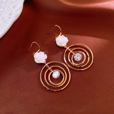 Französische Retro-Ohrhänger Mit Weißer Rose Legierung Kreisen Zirkon Und Stahl-Ohrstecker Für Damen Elegant