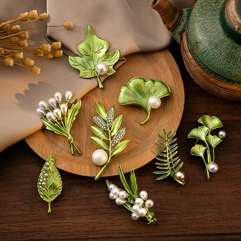 Squisita Spilla a Foglia Verde con Perla Artificiale in Lega e Strass Pianta Floreale Corsage Spilla per Abito da Donna Gioielli
