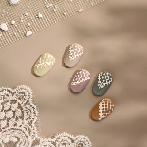 Stickers Ongles Relief 3D Dentelle Blanche Texture Quadrillage Auto Adhésif Décoration Manucure Style Français Élégant Femmes