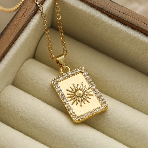 Collier Pendentif Soleil Lune Étoile Cuivre Plaqué Or 18K Zircone Rectangulaire Style Tarot Bijoux Célestes Femmes