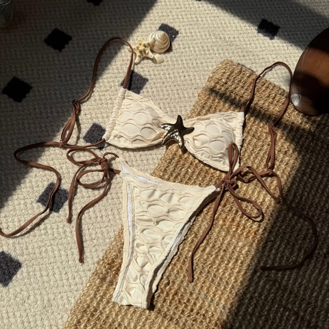 Haut De Bikini Et Bas Maillot De Bain Dos Nu Tissu Texture Accessoire Etoile De Mer En Metal Tenue De Plage Sexy