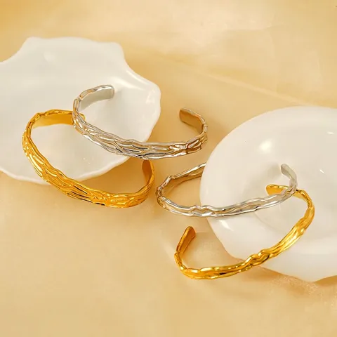 Bracciale Rigido Aperto Texture Irregolare Placcato Oro 18K Acciaio Inossidabile Minimalista Metallo Liquido Donna