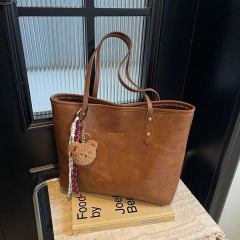Large Capacity Tote Bag PU Leather Retro Commute Shoulder Handbag With Bear Pendant