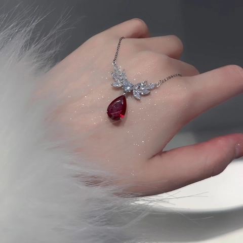Collier Pendentif Larme En Cuivre Avec Accents D'ailes En Zircon Rouge Style Français Bijou Élégant Pour Femmes