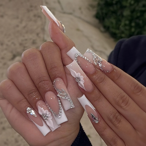 Lange Coffin Press On Nagels Franse Witte Tip Met Relief Witte Bloem Rijnsteen Vlinder Hanger Elegante Kunstnagels