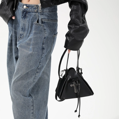 Borsa A Tracolla Geometrica Triangolare In Pelle PU Stile Punk Gotico Con Decoro Croce E Teschio Ragazze