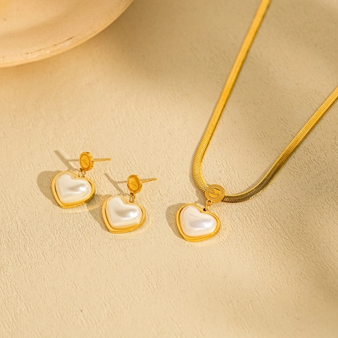 Set di Gioielli Romantici in Acciaio Inossidabile con Cuore e Perla Artificiale per Donna Collana con Catena a Serpente Placcata in Oro Orecchini a Bottone Incisi Love