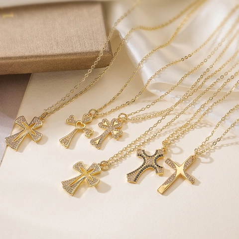 Collier Pendentif Croix Élégant Cuivre Plaqué Or 18K Détail Coeur Zircon Brillant Bijoux Mode Pour Femmes