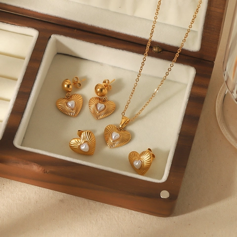 Heart Shape Stainless Steel Jewelry With Artificial Pearl Inlay 18k Gold Plated Necklace And Stud Earrings Radial Texture Vintage