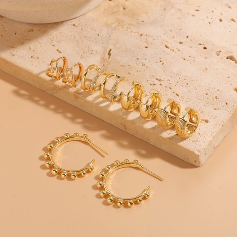 Moda Orecchini a Cerchio a Cuore in Rame Zirconia Placcato Oro 14K Minimalista Geometrico Clip per Osso Auricolare Gioielli a Forma di C Donna