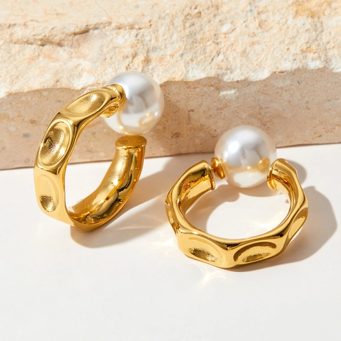 Orecchini A Cerchio A Forma Di C In Acciaio Inossidabile Con Consistenza Martellata Grande Perla Artificial Bianca Moda Minimalista Retrò Francese Per Donne