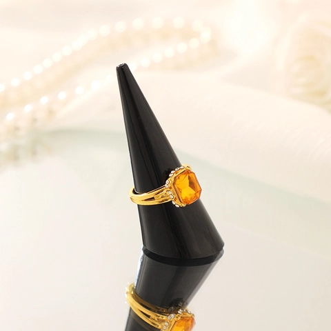 Plastic Ring Display Stand Cone Shaped Jewelry Organizer Holder For Photography Props And Desktop Storage Minimalist