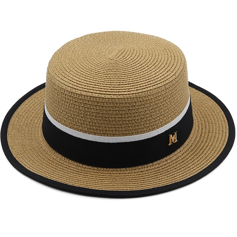 Französischer Strohhut Boater-Stil mit Flacher Krone Breiter Krempe und Metallbuchstabe M Logo Band für Sommer Sonnenschutz