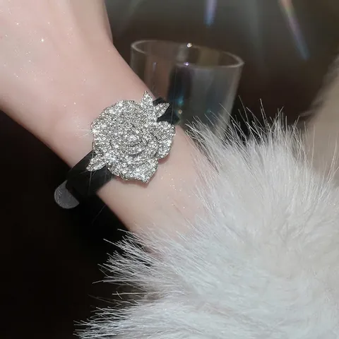 Pulsera De Flor De Rosa De Diamantes De Imitación Con Correa De Cuero Negro Aleación Joyería De Muñeca Brillante Para Mujer Fiesta