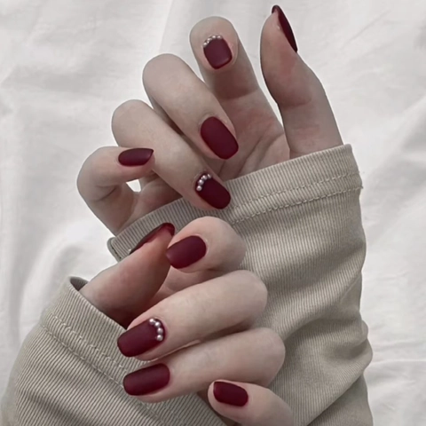 Uñas Postizas Color Borgoña Mate Cortas Redondas Cuadradas De Plástico Con Decoración De Perlas Artificiales Elegantes Para Mujer