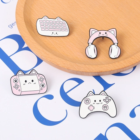 Broche En Émail Gaming Oreille De Chat Alliage Rose Blanc Clavier Casque Console De Jeu Manette Badge Bijoux