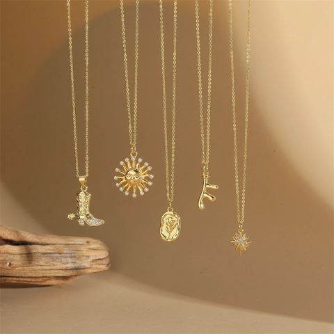 Collana con Ciondolo in Rame e Zirconia Vintage per Donna Placcata in Oro Stivale da Cowboy Sole Fiore Stella Gioielli