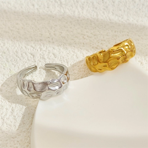 Anello Aperto in Acciaio Inossidabile Martellato alla Moda per Donna Placcato in Oro 18K Regolabile Texture Geometrica Gioielli Minimalisti