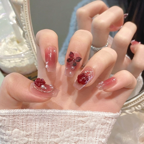 Uñas Postizas Hechas A Mano Degradado Rojo Rosa Uñas Coffin Con Decoración Rosa 3D Mariposa Perla Artificial Estilo Vintage