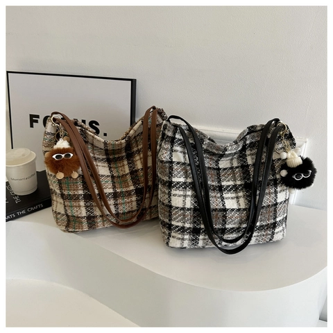 Bolso Tote de Tweed de Gran Capacidad para Mujer Bolso de Hombro Retro a Cuadros de Color Contraste Con Colgante Monstruo Felpa