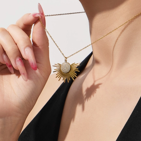 Collana Con Ciondolo A Raggi Di Sole Acciaio Inossidabile Placcato Oro 18K Zircone Scintillante Gioielli Di Lusso Per Donne