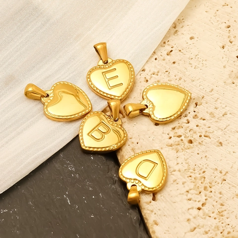 Colgante De Corazón Chapado En Oro De 18K Acero Inoxidable 304 26 Letra Inicial Alfabeto 3D Pulido Joyas Para Mujeres