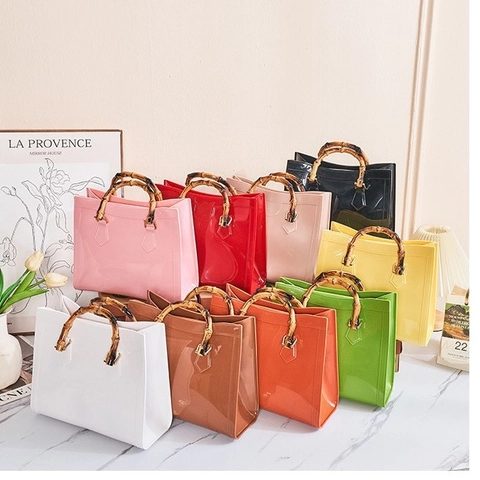 Bolso De Mano Para Mujer De PVC Jelly Con Asa De Bambú Bolso Tote Boston Retro Brillante Moda Verano Banquete