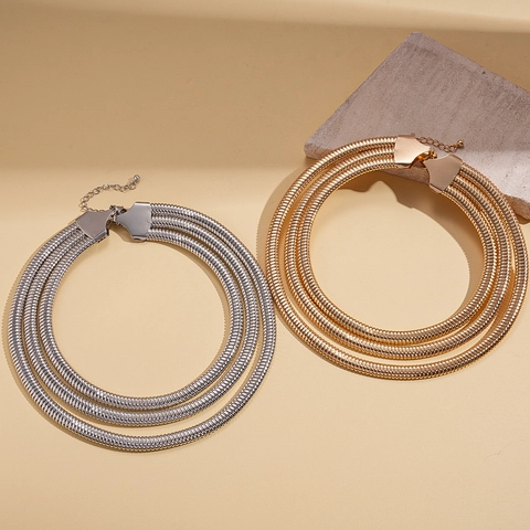 Mehrlagige Choker Halskette Metallische Schlangenkette Geometrische Runde Eisen Feder Mode Minimalistischer Schmuck