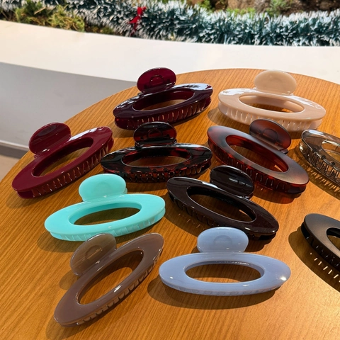 Large Hollow Oval Hair Claw Clip Resin Plastic Geometric Elegant Minimalist Hair Styling Accessory For Women
