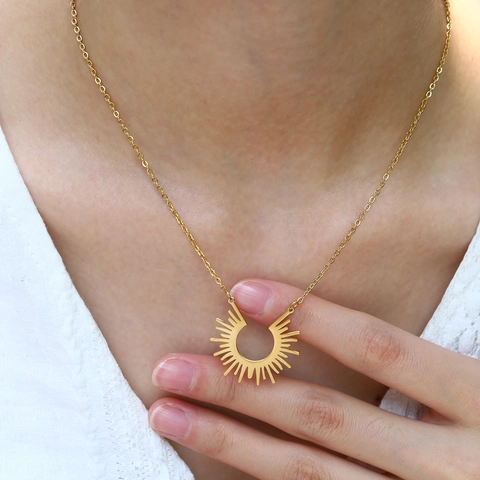 Collier Pendentif Rayon de Soleil en Acier Inoxydable Minimaliste Plaqué Or 18K Collier Demi Cercle pour Femme Bijoux Mode