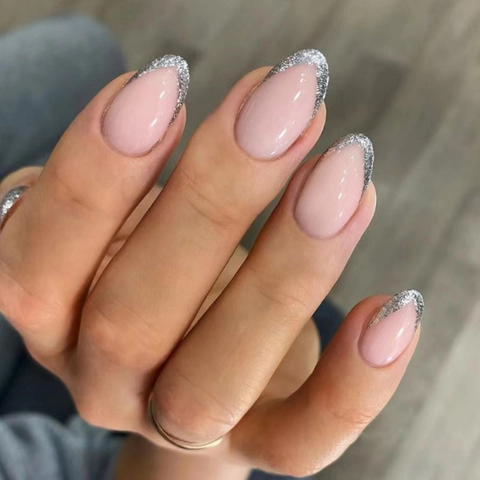 Unghie Finte Eleganti Rosa Nude Forma Ovale Glitter Argento French Tip Lucide Per Donne