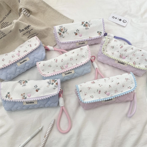 Koreanischer Stil Gestepptes Mäppchen Blumenmuster Schreibwaren Aufbewahrungstasche Mit Pompon Und Herzknopf