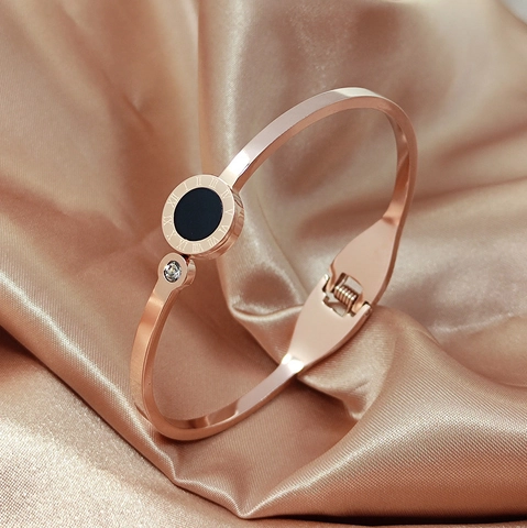 Bracciale Rigido In Acciaio Al Titanio Numeri Romani Disco In Smalto Nero E Zircone Cerniera Design Aperto Per Donne Uomini