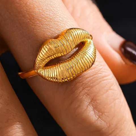 Anello In Acciaio Inossidabile A Forma Di Labbra Texturizzato Placcato PVD Aperto Regolabile Gioielli Di Moda Per Donna