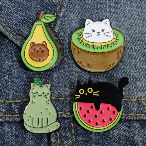Schattige Cartoon Vrucht Kat Emaille Pin Legering Gelakt Aardbei Watermeloen Avocado Oranje Citroen Brosche Badge Sieraden