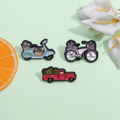 Simpatica Spilla in Smalto Lega Design Veicolo Floreale Scooter Bicicletta Pickup Zaino Stivali da Pioggia Annaffiatoio Distintivo Moda Gioielli