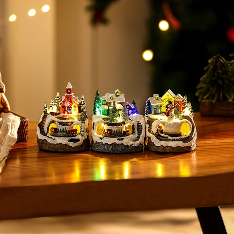 Villaggio Di Natale Casa Resina Ornamento Luminoso LED Musica Scena Innevata Treno Rotante Regalo Decorazione