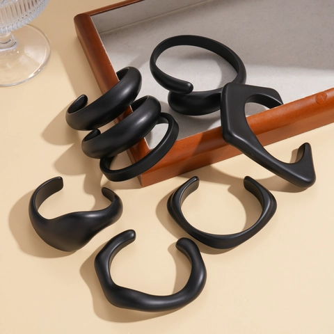 Matte Zwarte Acryl Bangle Onregelmatige Geometrische Open Armband Minimalistische Donkere Stijl Sieraden Voor Vrouwen