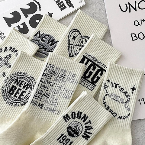 Vintage Herren Baumwolle Wadenhohe Socken Off-White Retro Buchstaben Grafik Sport Socken Atmungsaktiv Gerippt Casual Wear
