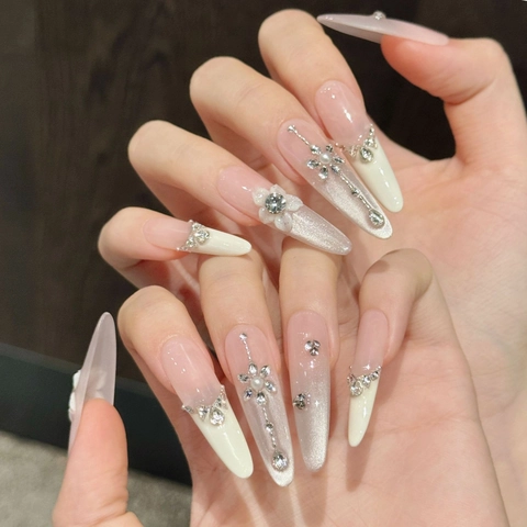 Handgefertigte Französische Lange Stiletto Nagel-Tips Mit 3D Weißer Blume Strass Künstliche Perle Dekor Katzenauge Luxus Kunstnägel Damen