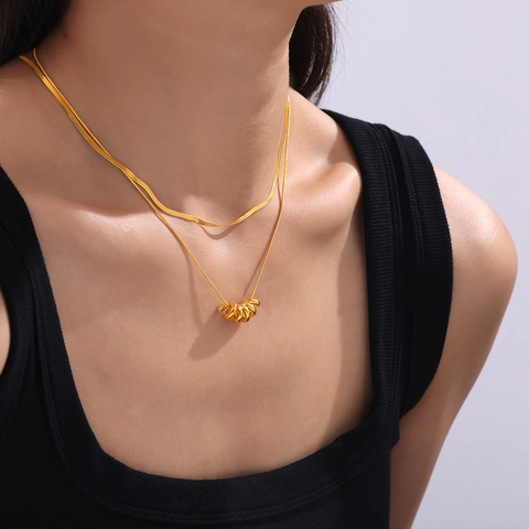 Collar Minimalista de Acero de Titanio Elegante Cadena de Hueso de Serpiente Colgante de Espiral Único Joyería de Moda para Mujer