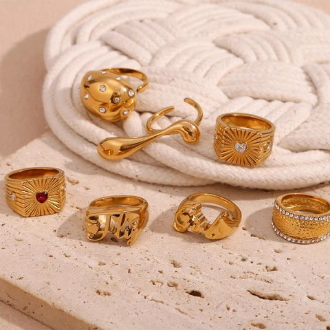 Anello Vintage Con Trama Martellata Placcato Oro 18K Acciaio Inossidabile 316L Zirconi A Cuore Lettera Gioielli Geometrici Per Donna