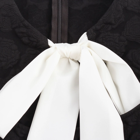Robe Courte Élégante En Jacquard Noir Pour Femme Avec Noeud Blanc Et Manches Bouffantes Style Moulant Doux