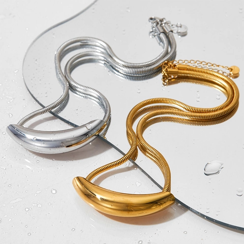Minimalistische Edelstahl Halskette Mit Gebogenem Rohranhänger Polierte Schlangenkette Luxusschmuck Für Damen