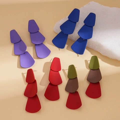 Matte Spritzlackierte Geometrische Gestufte Hängeohrringe Mit Edelstahlstecker Trapezförmiger Böhmischer Modeschmuck Für Frauen