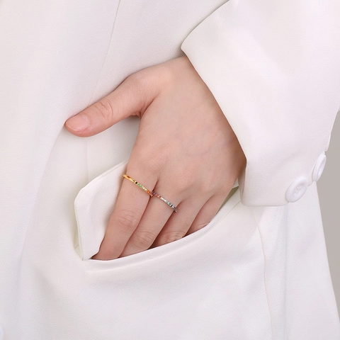Bague Fine En Strass Arc-En-Ciel Minimaliste Acier Inoxydable Bijoux Élégants À Bande Colorée Pour Femmes