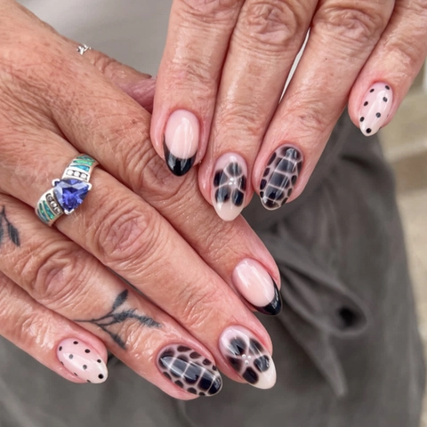 French Tip Press On Nagels Zwarte Stippen Bloemenpatroon Korte Ronde Vorm Kunstnagels Chic Elegant Voor Vrouwen