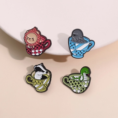 Carino Cartone Animato Accademia di Magia Animale Smalto Pin Set Leone Corvo Serpente Tasso Tazza da Tè Spilla Lega Zinco